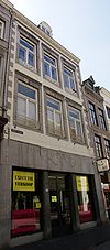 Huis met gepleisterde lijstgevel.