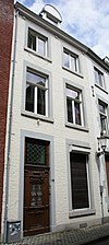 Huis met lijstgevel, voorzien van hardstenen omramingen.