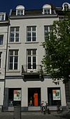 Huis met gepleisterde lijstgevel.
