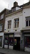 Huisje met lijstgevel, blijkens jaartalstenen uit 1718.
