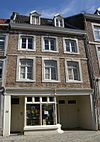 Huis met lijstgevel.