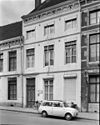 Huis met witgeverfde voorgevel, in de trant der zgn. Maaslandse Renaissance, voorzien van profiellijsten en eindigend in een hoofdgestel met consoles.