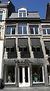 Huis met lijstgevel van Naamse steen.