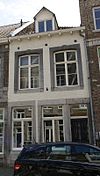 Huis met lijstgevel.