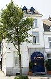 Huis met gepleisterde lijstgevel.
