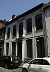 Huis met brede lijstgevel, in Lodewijk XVI-stijl.