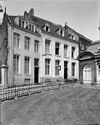 Huis met lijstgevel.