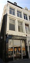 Huis met lijstgevel van Naamse steen.