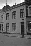 Huis met eenvoudige lijstgevel, voorzien van hardstenen omramingen.