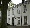 Eenvoudig huis met lijstgevel aan een binnenplein.