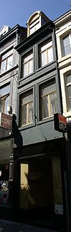 Huis met gepleisterde lijstgevel.