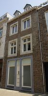 Huis met lijstgevel.