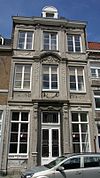 Huis met sierlijke lijstgevel van Naamse steen in Lodewijk XVI-stijl.