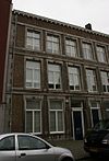 Huis met brede lijstgevel.