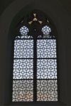 Interrieur kapel, spitsboogvenster met glas-in-lood - Maastricht - 20335377 - RCE -  Drukkerijmuseum: Interrieur kapel, spitsboogvenster met glas-in-lood 