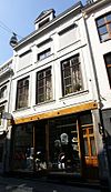 Huis met lijstgevel.