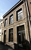 Huis met lijstgevel.