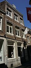 Huis met lijstgevel.