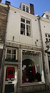 Huis met lijstgevel. Vakwerk achtergevel.