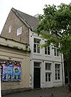 Huis, waarvan de voorgevel sporen vertoont van een afgehakt hoofdgestel met consoles in de trant der zgn. Maaslandse renaissance.