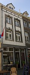 Huis met smalle lijstgevel.