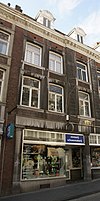 Huis met lijstgevel, onder een dak met de nummers 59 en 63. Gevelsteen met een olifant 17 IN DEN GULDEN OLIPHANT 80.