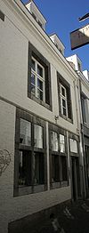Huis met lijstgevel.