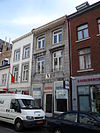 Huis met lijstgevel van Naamse steen en met een herplaatste gevelsteen IN DEN VALK 1738.