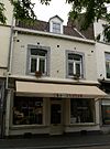 Huis met lijstgevel.