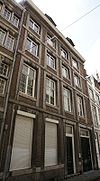 Huis met hoge en brede lijstgevel.