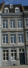 Huis met lijstgevel van Naamse steen.
