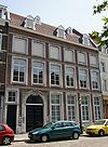 Huis met brede lijstgevel.