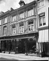 Huis met rijk gebeeldhouwde lijstgevel van Naamse steen.