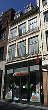 Huis met lijstgevel, van hardsteen met gekoppelde vensters.
