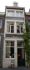 Huis INT LOTTERINGE KRVIS met smalle lijstgevel.