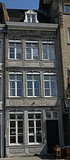 Huis met lijstgevel van Naamse steen.