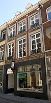 Huis met lijstgevel.