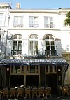 Huis met gepleisterde lijstgevel.