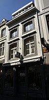 Huis met lijstgevel.