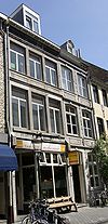 Huis met lijstgevel van Naamse steen.