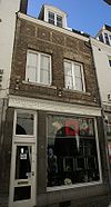 Huis met eenvoudige lijstgevel.