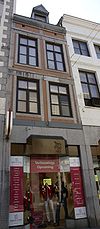 Huis met lijstgevel.