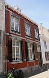 Huis met lijstgevel.