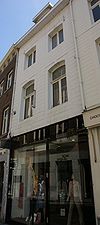 Huis met gepleisterde gevel.