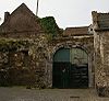 Een laatgotische poort met gedrukte geprofileerde poort, herbouwd tegen de 13e-eeuwse stadsmuur.