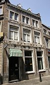 Huis met lijstgevel.