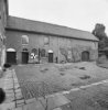 Binnenhof, overzicht gevel van de voormalige brouwerij en de bestrating van de binnenhof