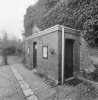 Binnenhof: toiletgebouwtje: voorzijde en rechter zijde
