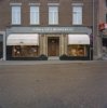 Voorgevel, art deco-pui van het winkelpand met portiek