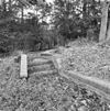 BeÃ«indiging keermuur met trap voor het Jachtslot, overgang naar het parkbos - Molenhoek - 20002567 - RCE -  Jachtslot Mookerheide: BeÃ«indiging keermuur met trap voor het Jachtslot, overgang naar het parkbos 